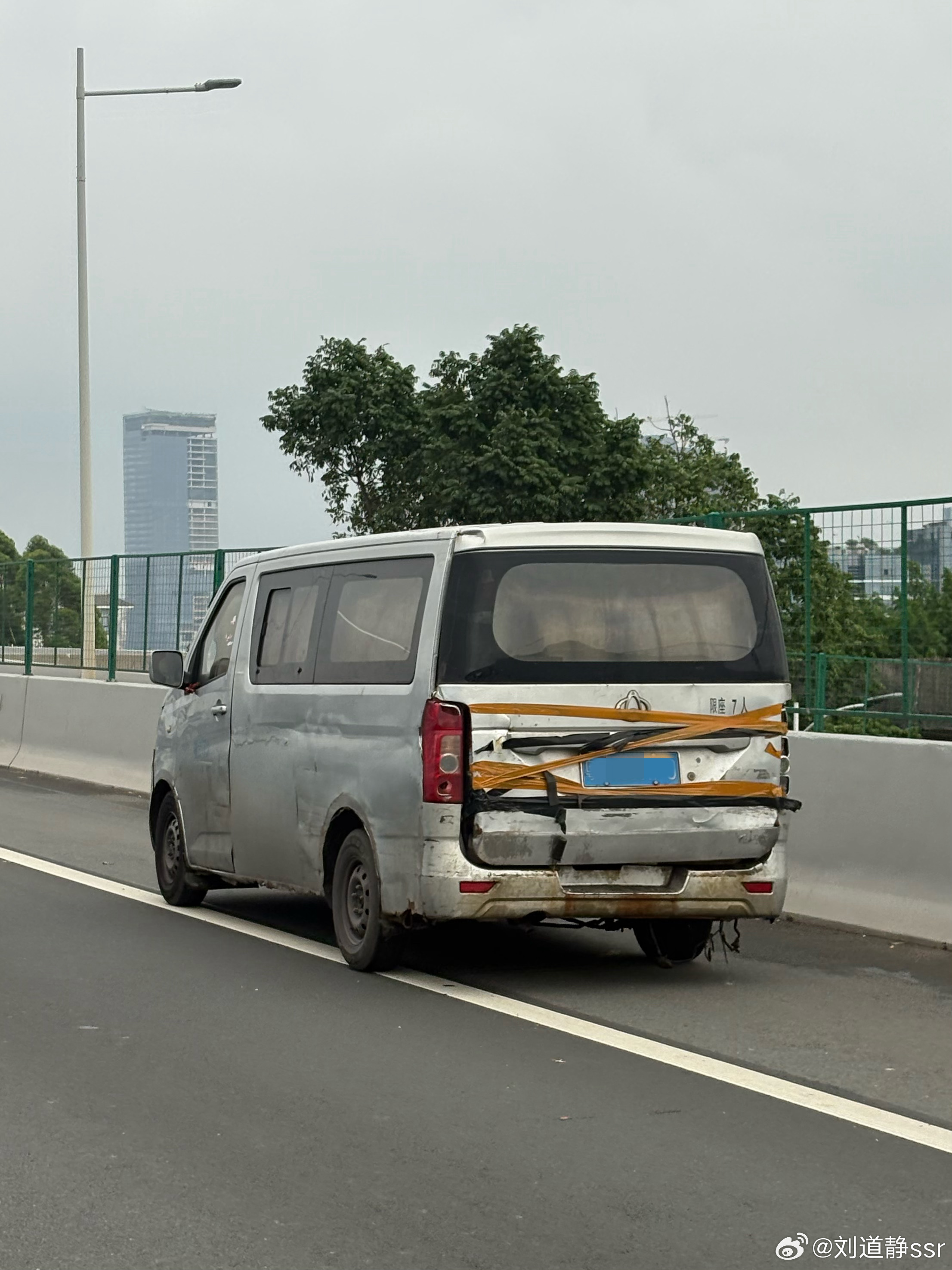 昨天遇到一个铁皮胶带神车，今天又遇到台前挡风碎成这样的……这也能上路吗？广州这地