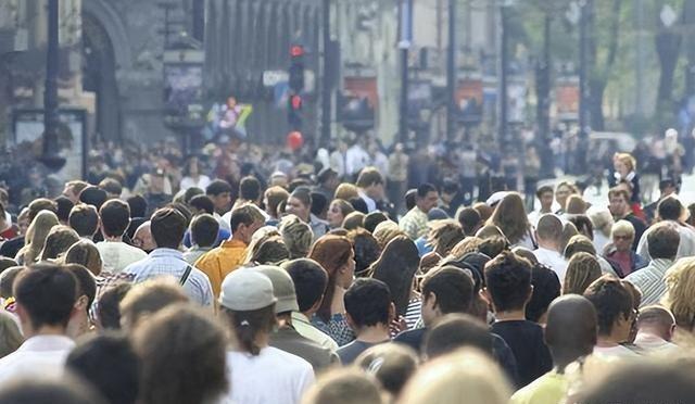 有人曾提议：凡是拿留学和工作签证入境的外籍人员，落地中国机场的第一件事，就是必须