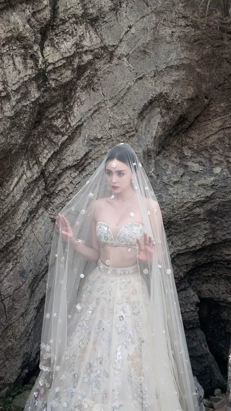 古力娜扎，白纱倩影，迷人的“婚嫁新娘”。娜扎