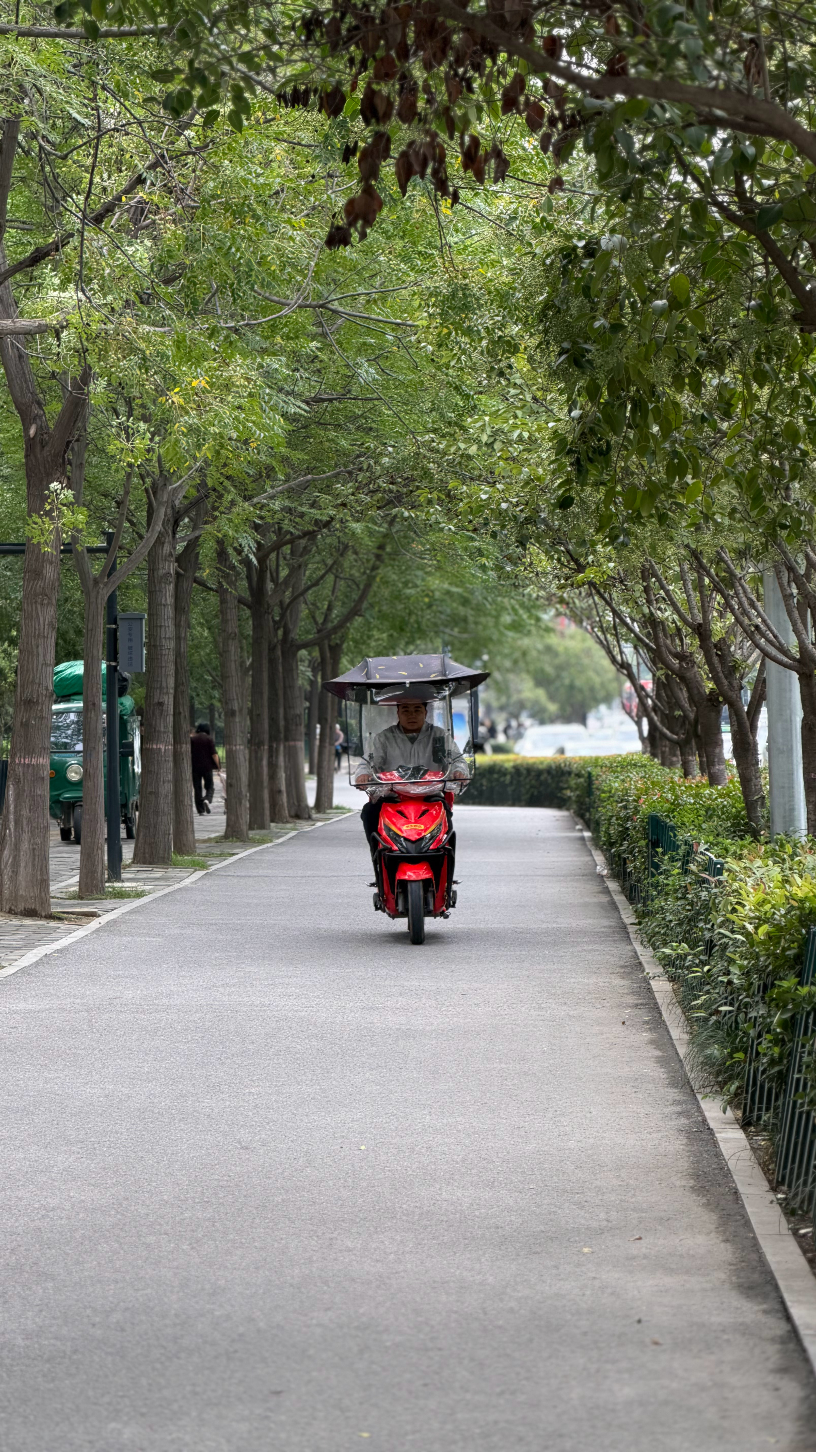 《繁花》里面这句话很有感触：“不要对身边的任何一个人下定义，因为利益和人心是变化