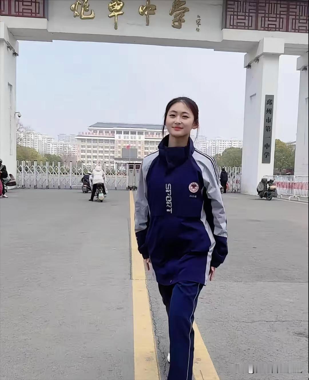 拒绝滤镜！邳州一中女生的“素颜校服”，才是青春该有的顶级颜值

这位姑娘的美，是