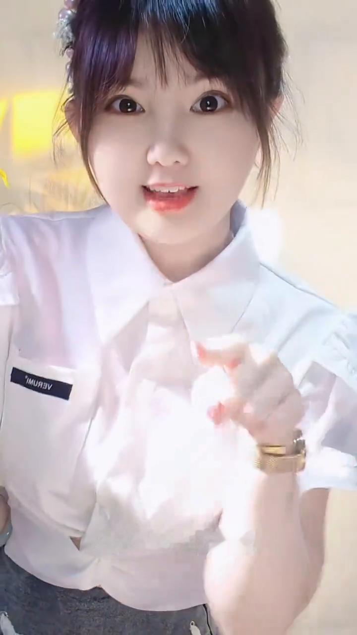 大叔好呀么大叔坏，大叔有时也得可爱，就是脾气有点怪，是个美女她都爱。吃完萝卜像青