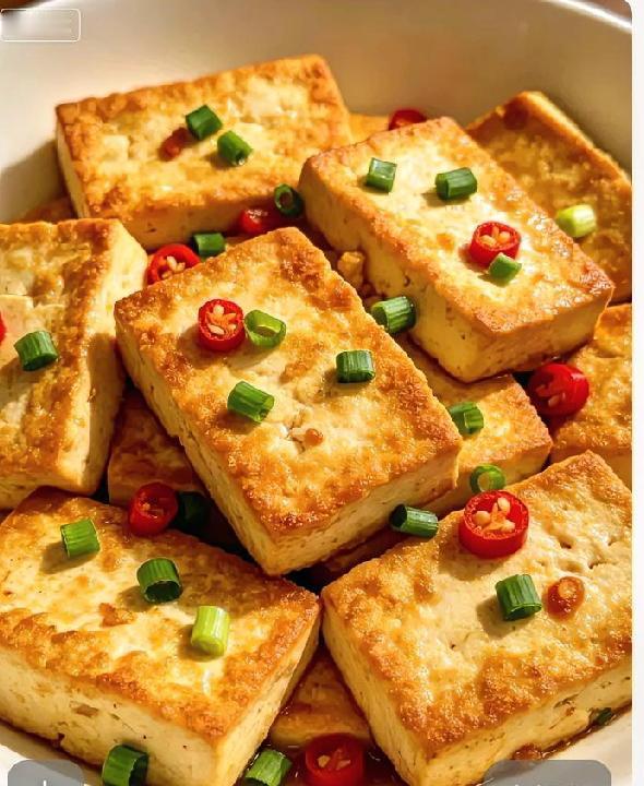 家常豆腐，人间至味
 
豆腐堪称餐桌上最温柔的美味，白白嫩嫩质地顺滑，老少皆宜。