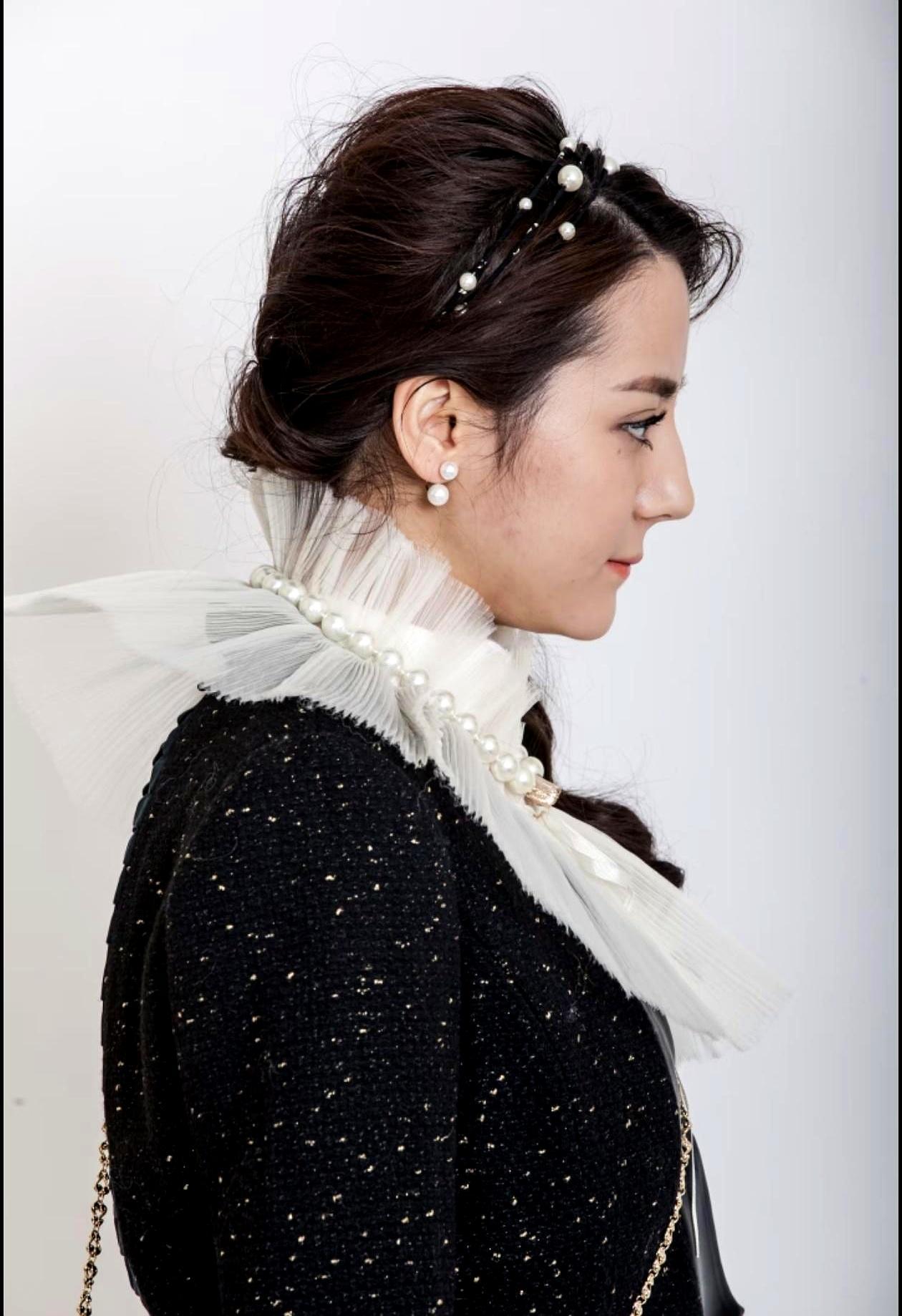 九岁跳级进艺校，十七岁还在预科班拿省里三等奖，马尾一扎，素颜就能打。那会儿没人给