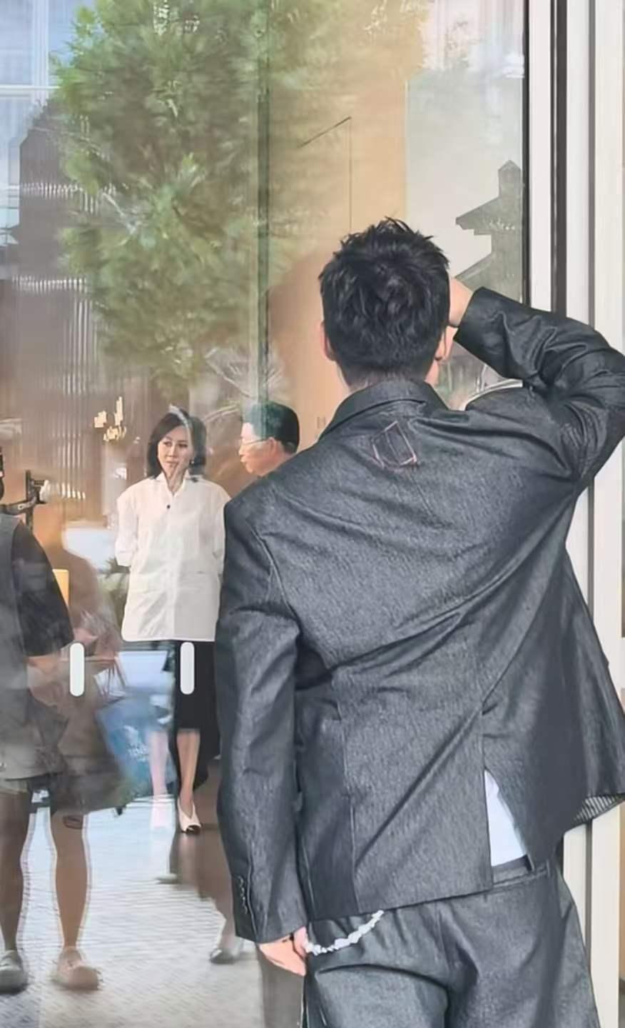 陈赫偷看刘嘉玲聊天 原来明星追星也这么怂啊，想凑过去又不敢，只能找个不起眼的角落