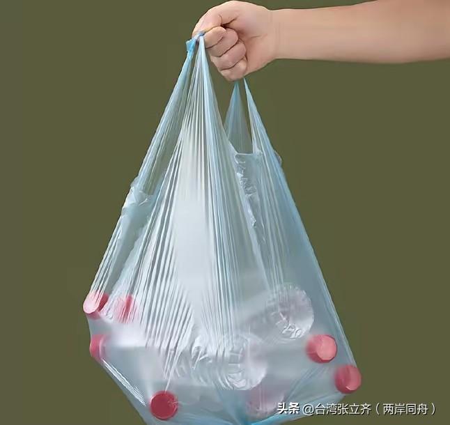 昔日喊着民主自由，如今却为了几个塑料袋头破血流，竟然不是黄金也不是房产，而是台湾