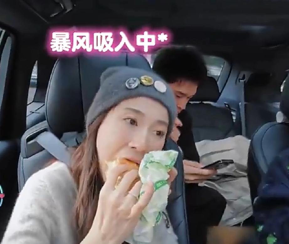 孙杨吃妻子剩下的汉堡，谁注意到了朱丹的表情，确实有些令人心疼。

孙杨与张豆豆在
