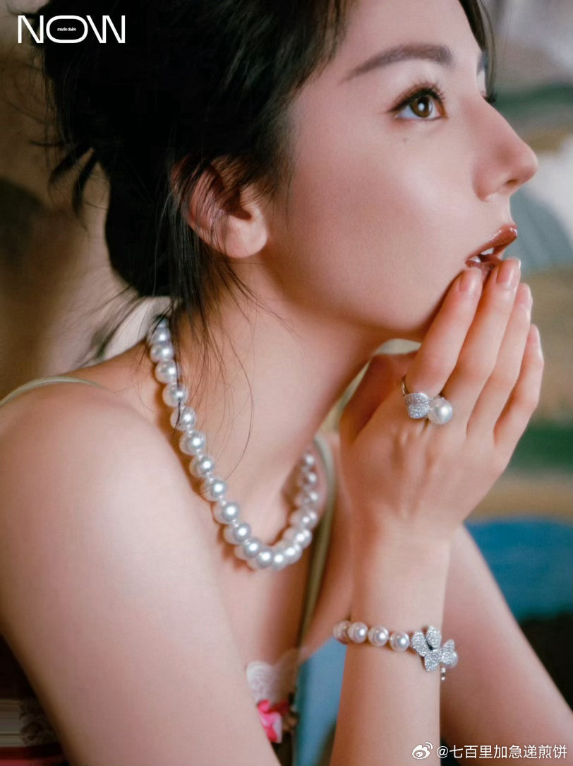 迪丽热巴嘉人now大片，有种西西里岛的意式浓烈浪漫 