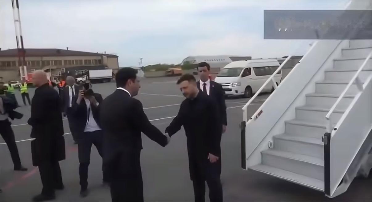 乌克兰总统泽连斯基抵达亚美尼亚访问。亚美尼亚现在还有俄罗斯驻军[捂脸]