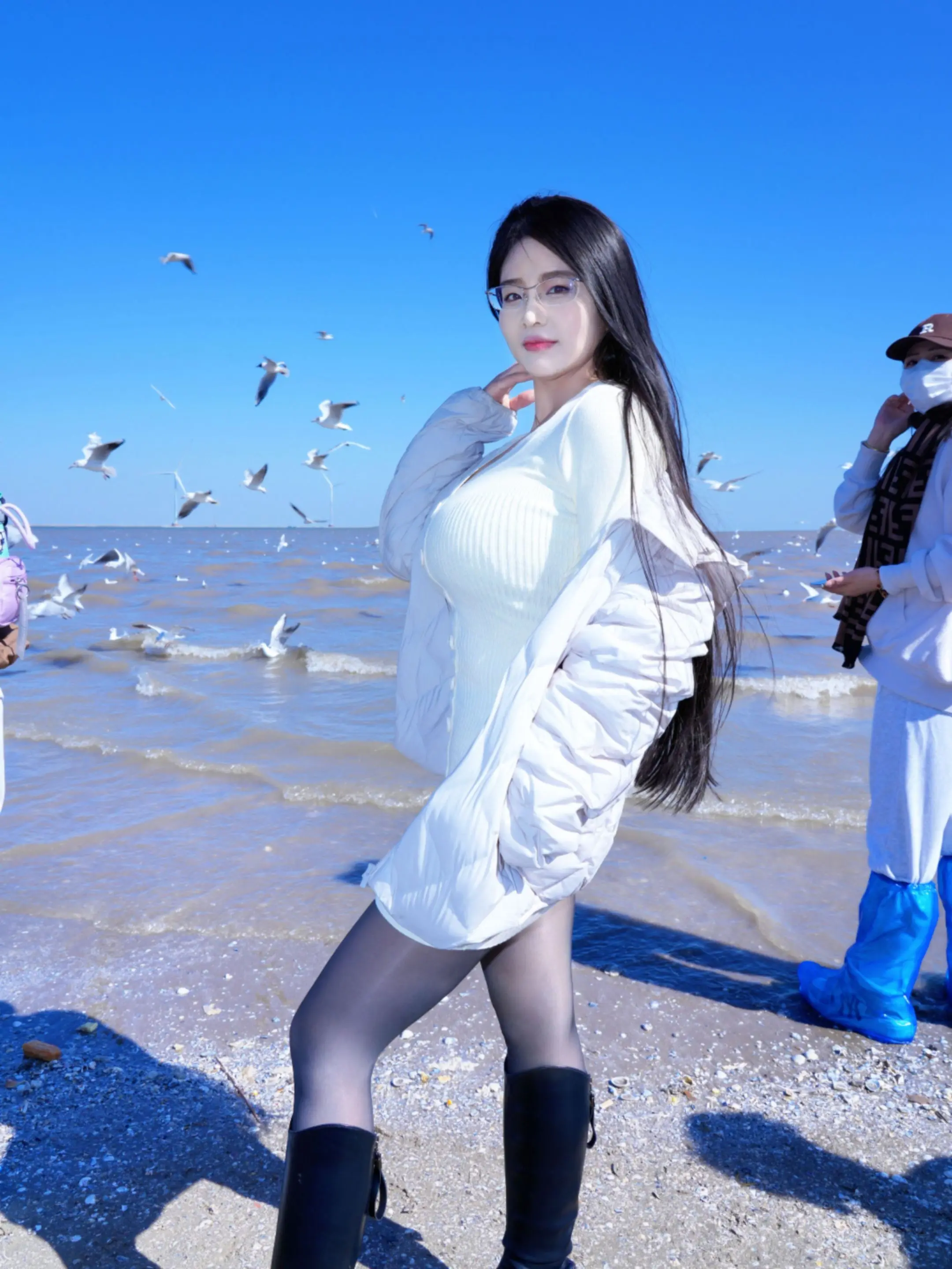 海边被偷拍了。我自拍然后摄影的就拍我，我说怎么闪光呢给了我五十多张照片...