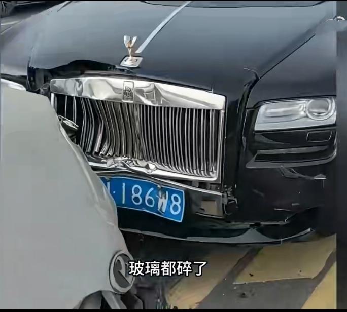 河北辛集街头，一辆老年代步车在双黄实线处突然逆行掉头，与正常行驶的劳斯莱斯迎面相