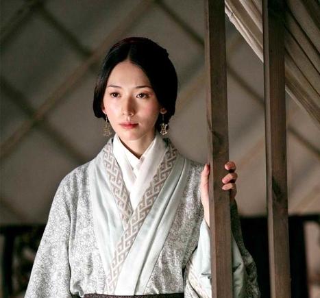 何晴演的经典角色可太多了，但我觉得最经典的还得是《三国演义》里的小乔。她把小乔的