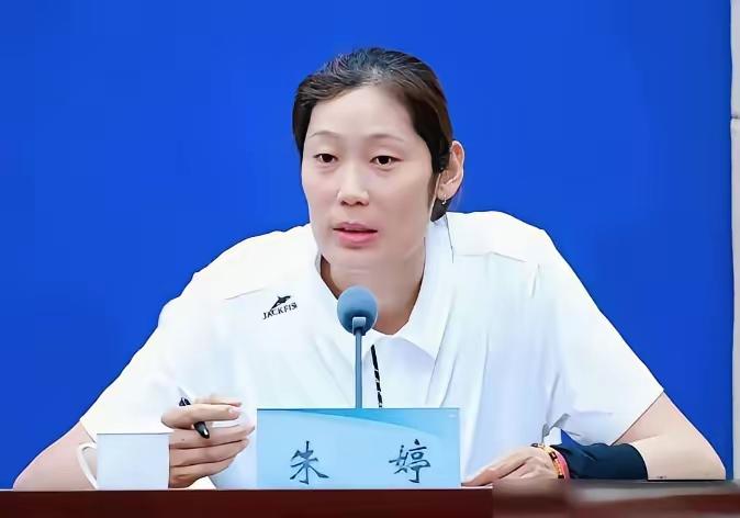 越看越无奈！中国女排如今的被动局面，完全是一步步亲手葬送，属实可惜！当初排协与主