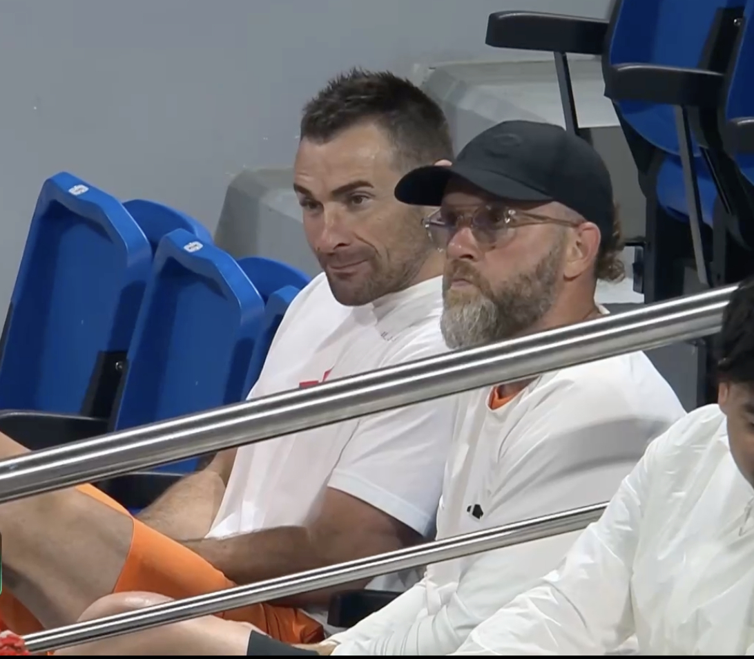 郑钦文vs莱巴金娜  莱巴金娜第二盘先破发了，郑钦文1-3落后。有没有发现今天武