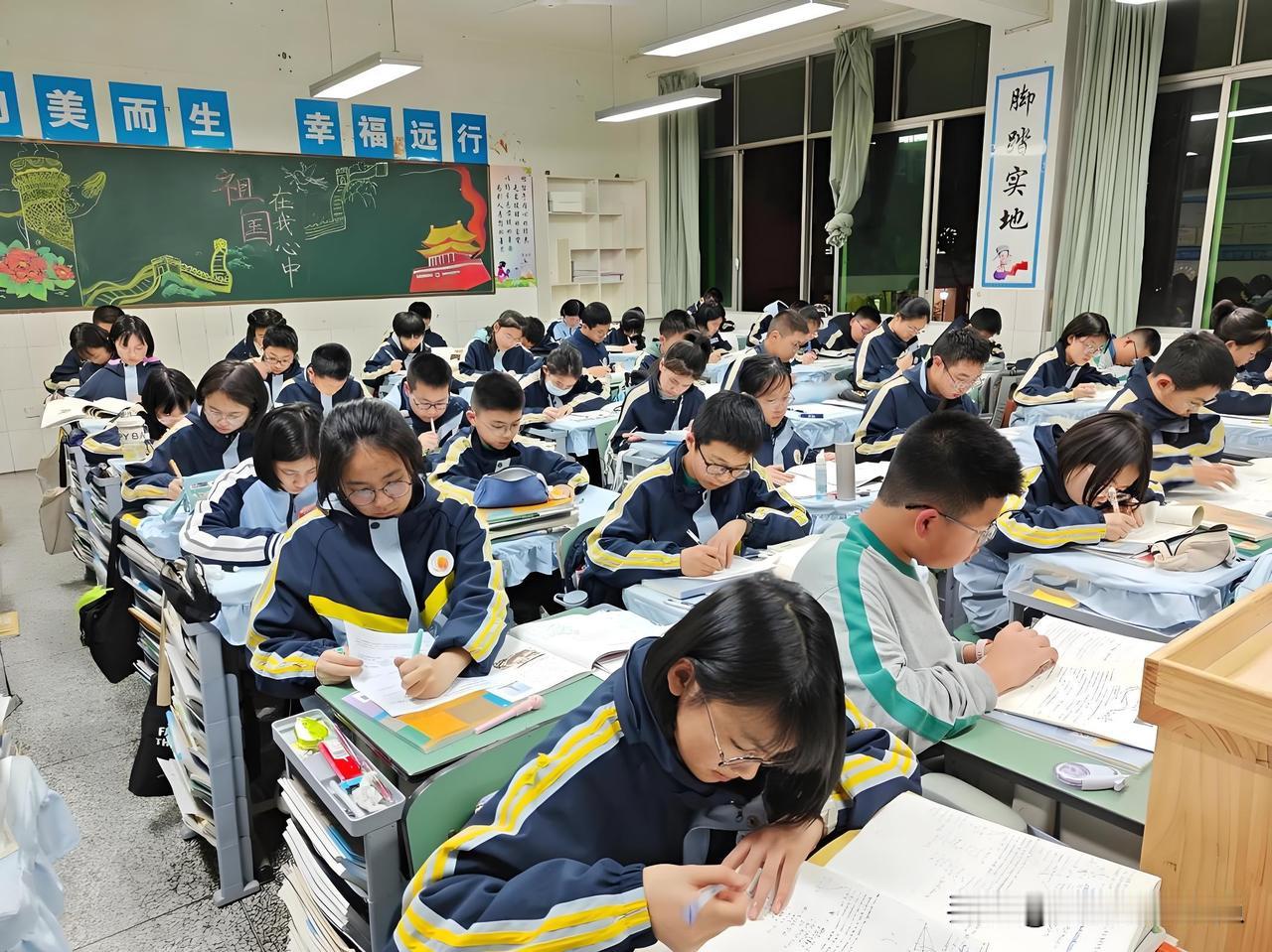 孩子读高一,成绩跟不上怎么办?高一成绩断崖式崩盘！真不是孩子笨，是初中那套学法彻