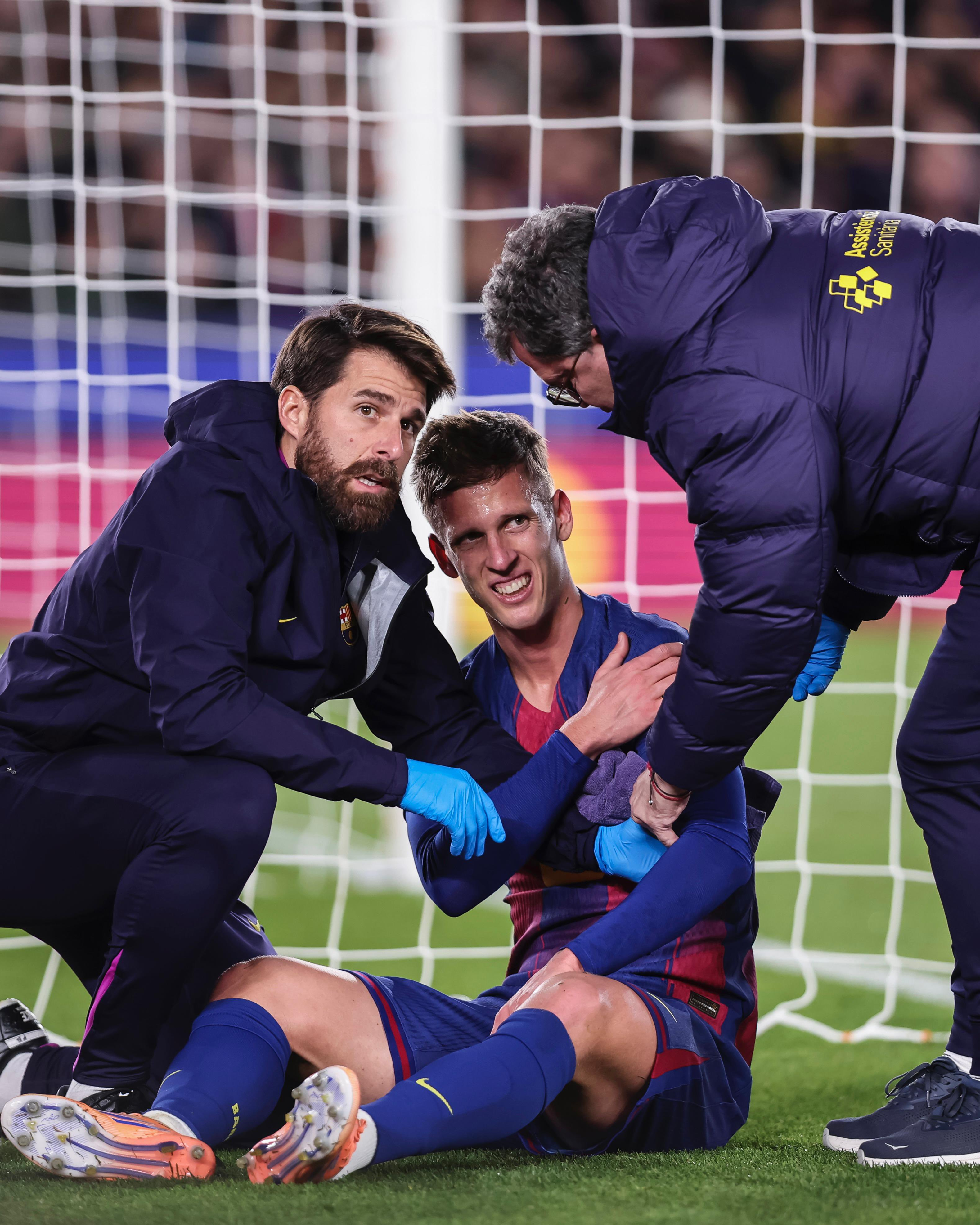 巴萨官方确认，中场达尼·奥尔莫因肩部脱臼将缺席三周。 