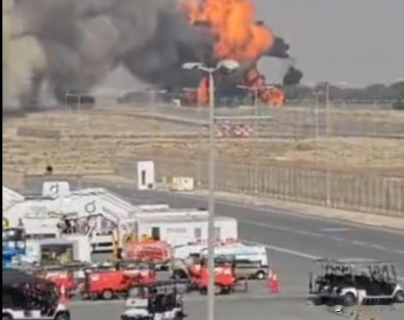 栽了！昨天下午，印度一架“光辉”战机，在迪拜航展飞行表演中突然坠毁，飞行员未能弹