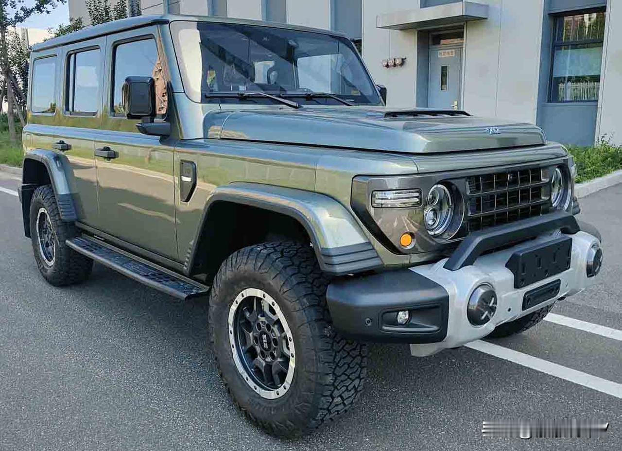 北京汽车212柴油越野乘用车来了。

这台车的长4749毫米，宽1945毫米，高