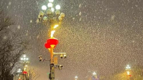 昨日21时至凌晨5时，北京再度被雪花轻抚，大部分地区飘起小雪或零星小雪，延庆、平