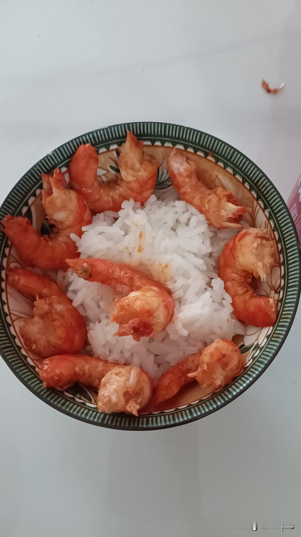 中午炒了一盘虾，小家伙把壳剥掉，放自己碗里摆了个盘[捂脸]