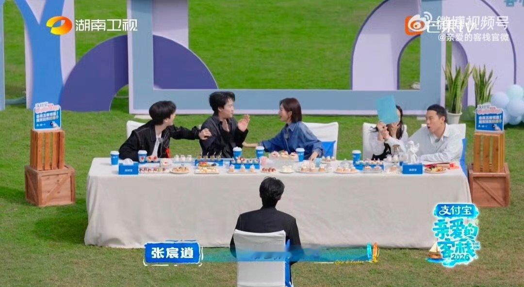 王鹤棣仆人式领导具象化了亲爱的客栈 没有架子只有真诚，王鹤棣这领导谁不想跟着干！