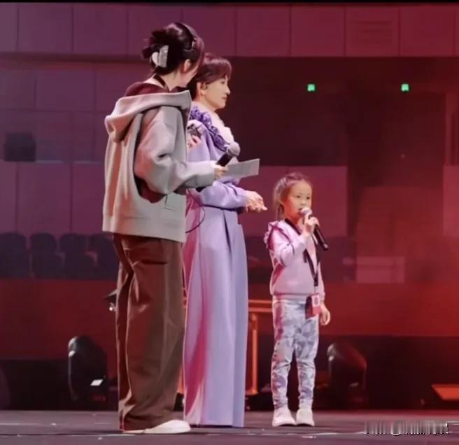 果然，美貌是会遗传的。
赵雅芝从艺50周年时光派对，11月15也是芝姐的72岁生