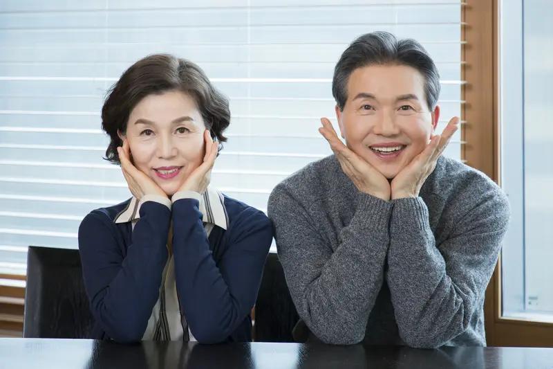 夫妻相这事儿真挺神奇的。我见过不少夫妻，相处久了，外貌、神态啥的还真就越来越像。