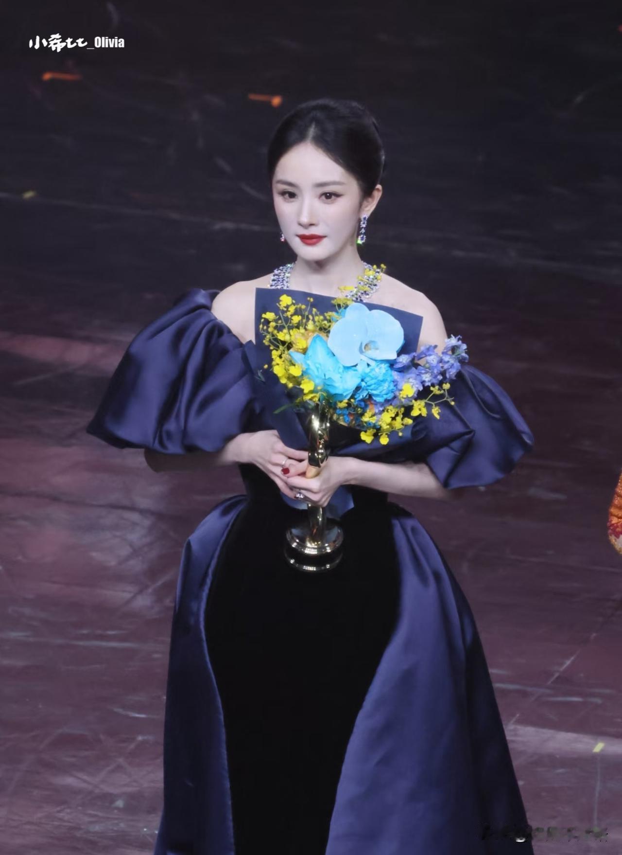 真觉得，
杨幂这女人你不能细想，
细想下去你会发觉，
她活得特别明白。

看到微