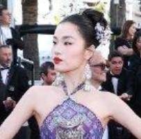 法国时间5月12日，第79届戛纳国际电影节红毯上，来自广西的00后网红氧化菊身着