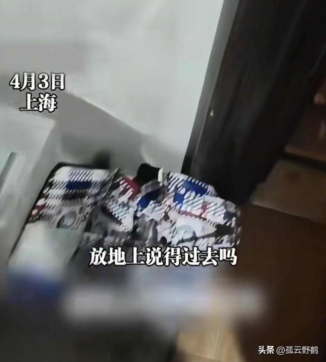 “骑手把外卖放在地上被顾客投诉后，扣钱又扣分，冤吗？”
4月3日，上海一骑手送外