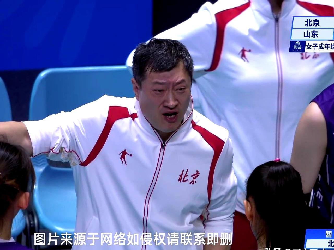 杨涵玉拦网强势，匡琦急眼了，董禹含被替换下场了。这场全运会女排比赛山东队直接3-