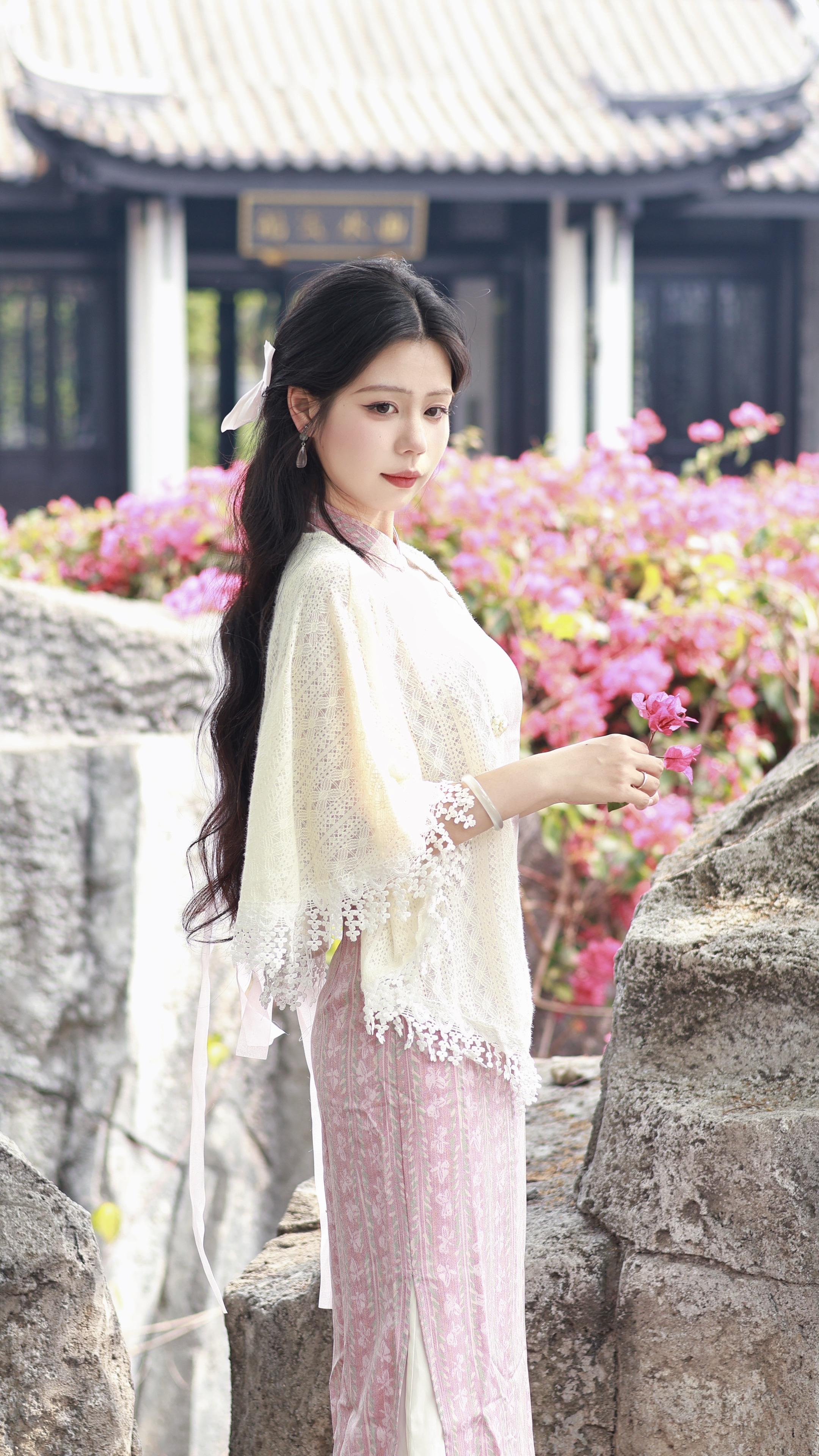 何必一厢旧梦悠悠苦我心。