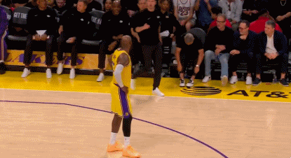 詹姆斯太想赢球了！

詹姆斯对教练组大喊：“知道八村现在几个犯规了吗？没人知道吗