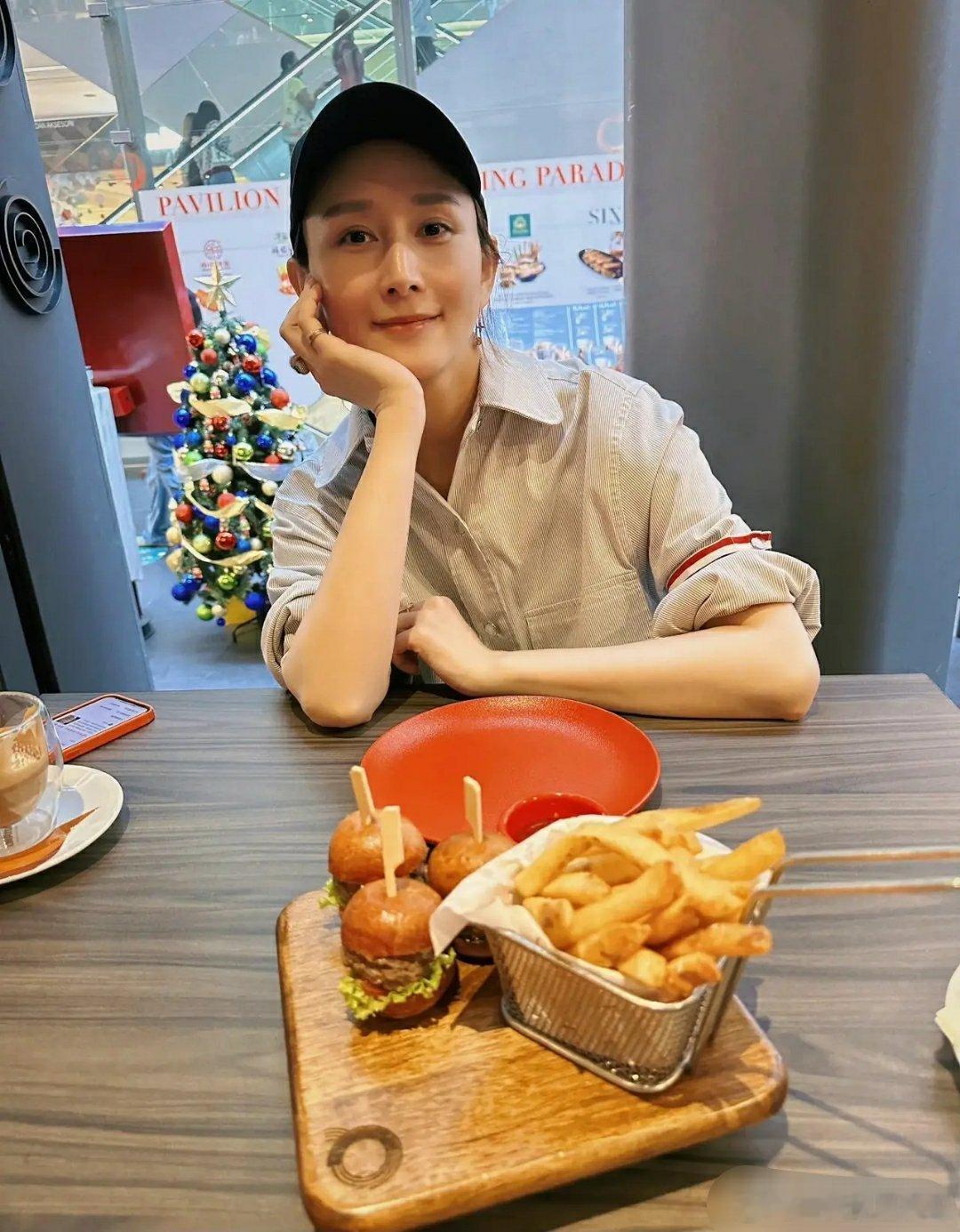 这么高热量的食品，我不相信胡静会吃完，顶多是拿着盘子咬一口拍照完事。 ​​​
