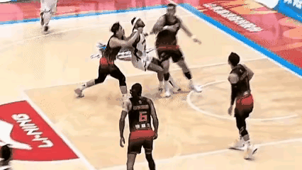 看辽宁外援莫兰德这疯狂劲，本来陶汉林占据篮下有利位置，莫兰德从后面抱摔陶汉林。两