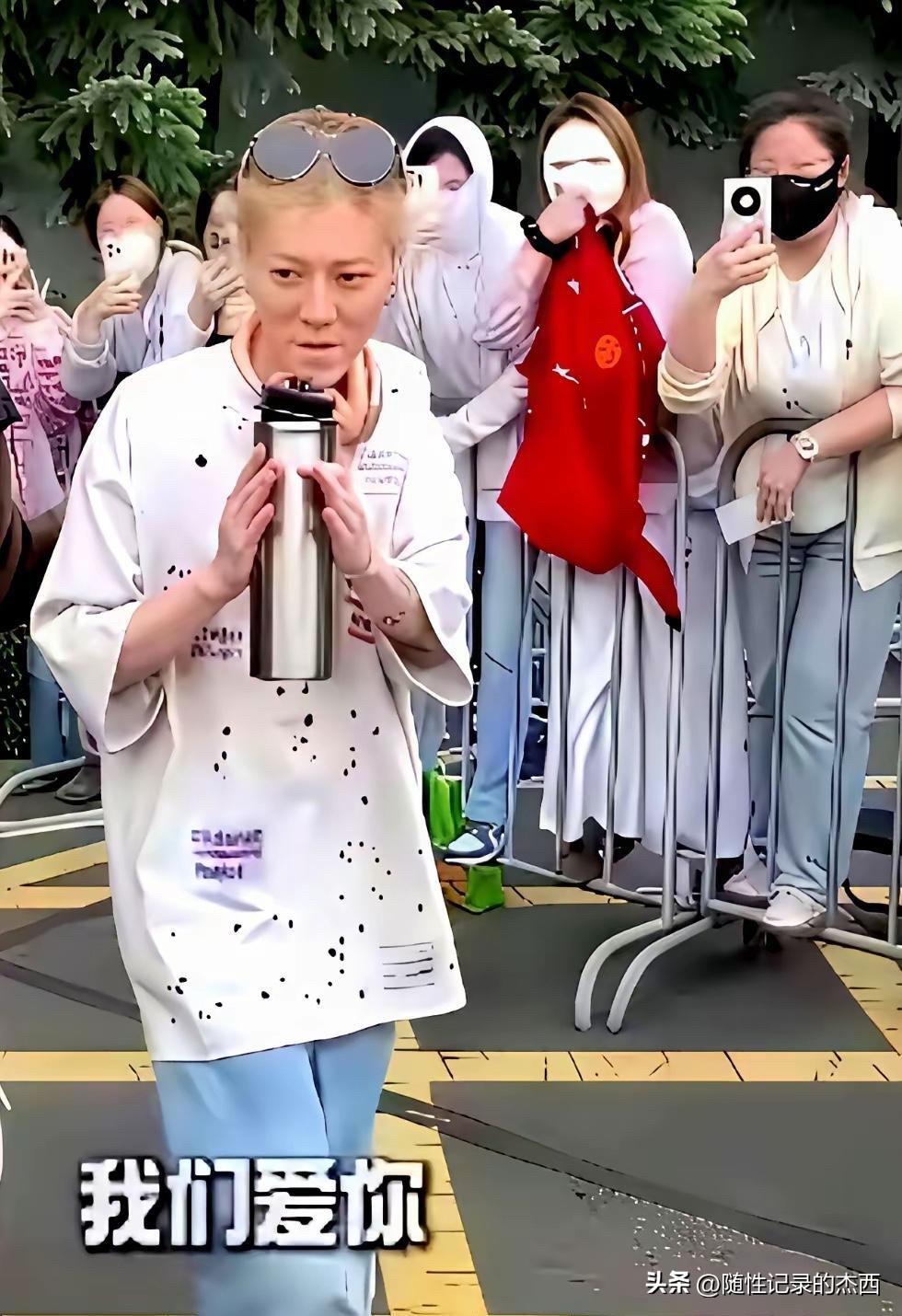 才30多岁怎么就这么弯腰驼背，还是拍摄的角度问题呢？本人看着个子不高挑，目测大概