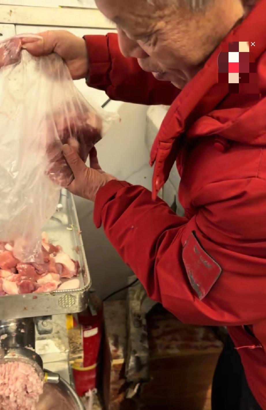 梁志辉爸爸家的年味儿越来越浓了 ，梁志辉爸爸今天又去集市上绞了猪肉， 准备做肉丸