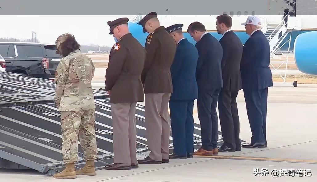 你以为人家在尿尿吗？大错特错！人家可都是美国有头有脸的人物，怎么会在光天化日之下