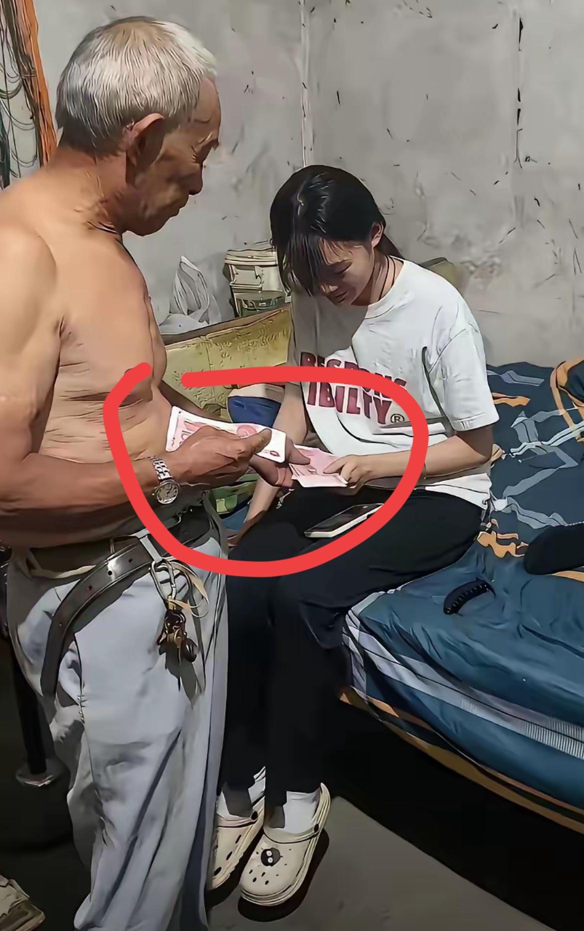 这张照片看哭全网！爷爷满手泥污递出学费，这才是最实在的爱！

谁看了这张照片能不