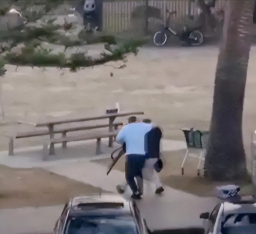 悉尼差点炸锅了，邦迪海滩光明节狂欢现场突遭恐怖扫射，10分钟1死29伤，就在子弹