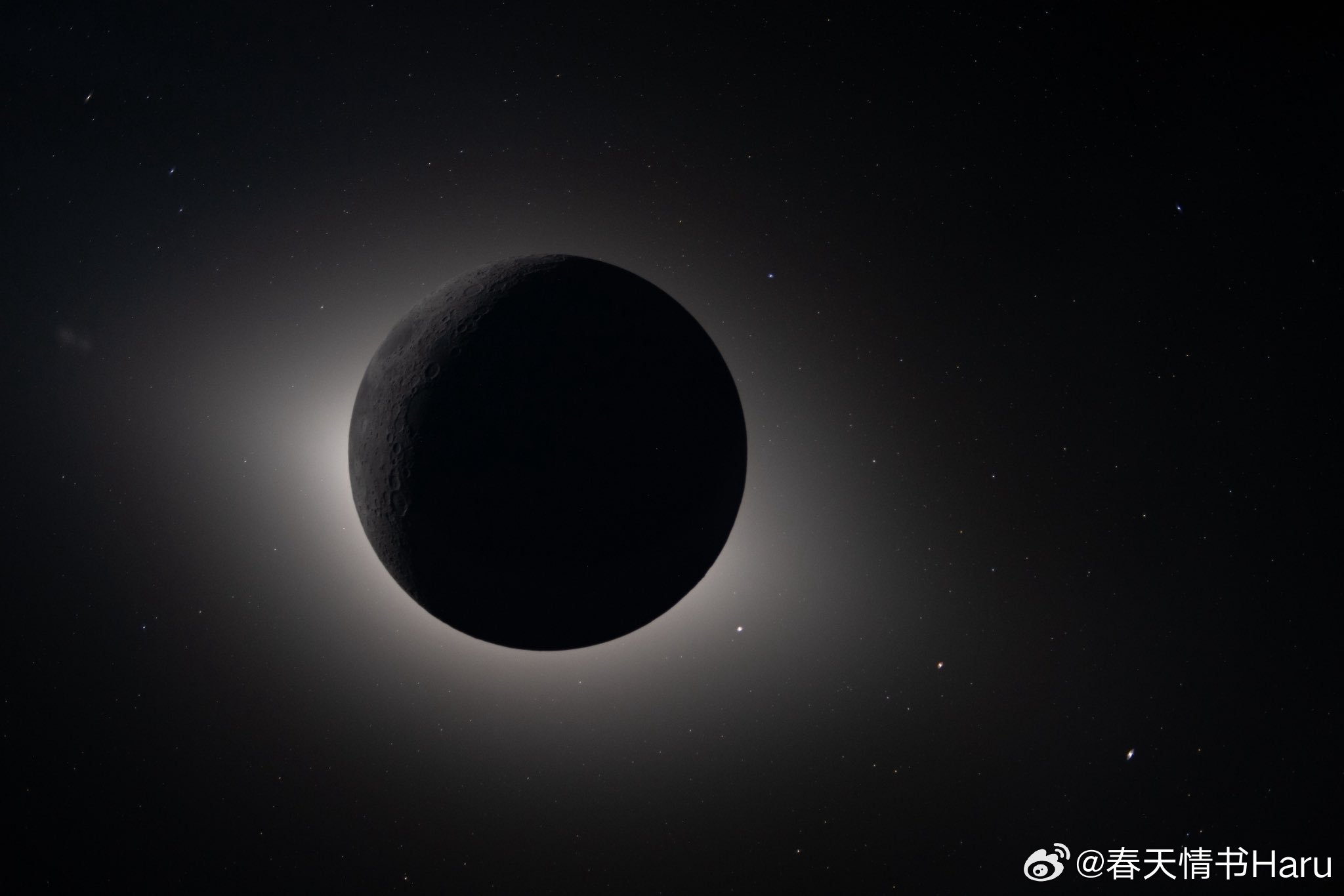 阿尔忒弥斯2号上拍摄的两张照片：图1：从月球的远端拍摄的地球图2：月球轨道上的日