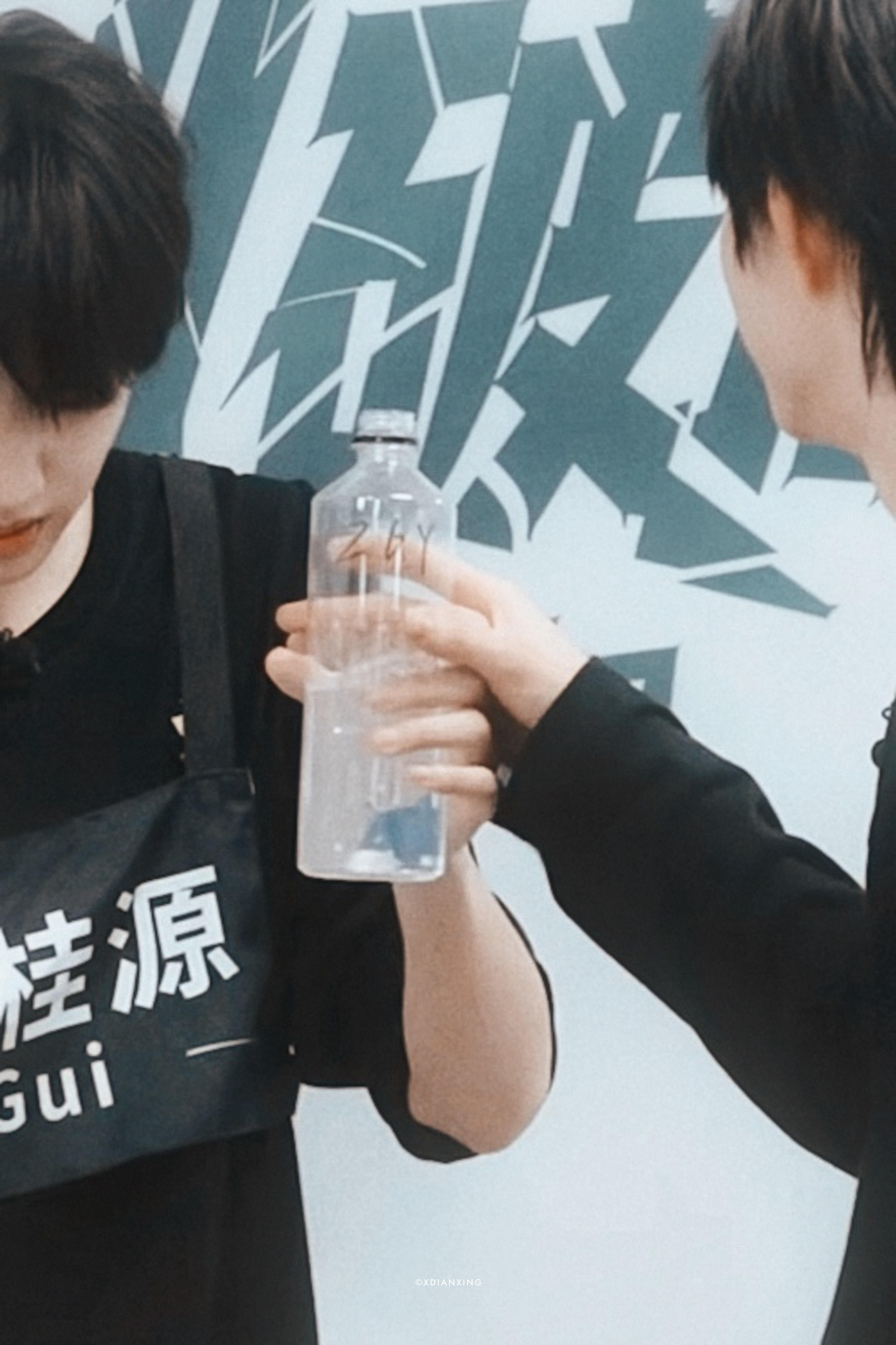 喝你的水 