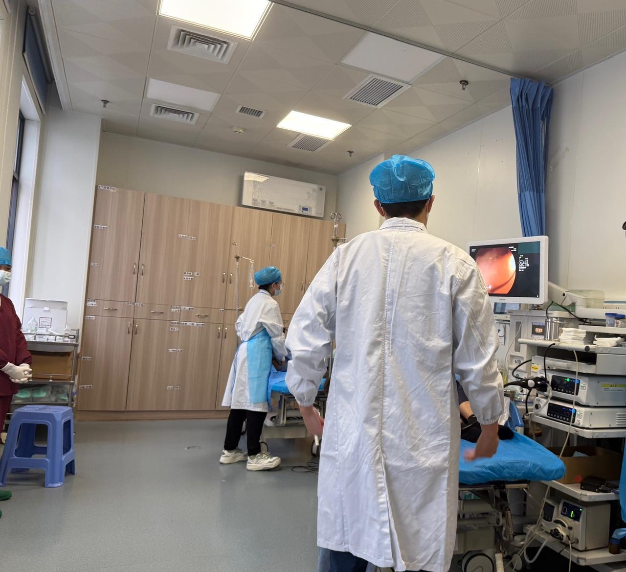 天气凉了，要注意保暖！
着凉除了容易感冒，还容易导致消化道难受！有些人会出现肚子