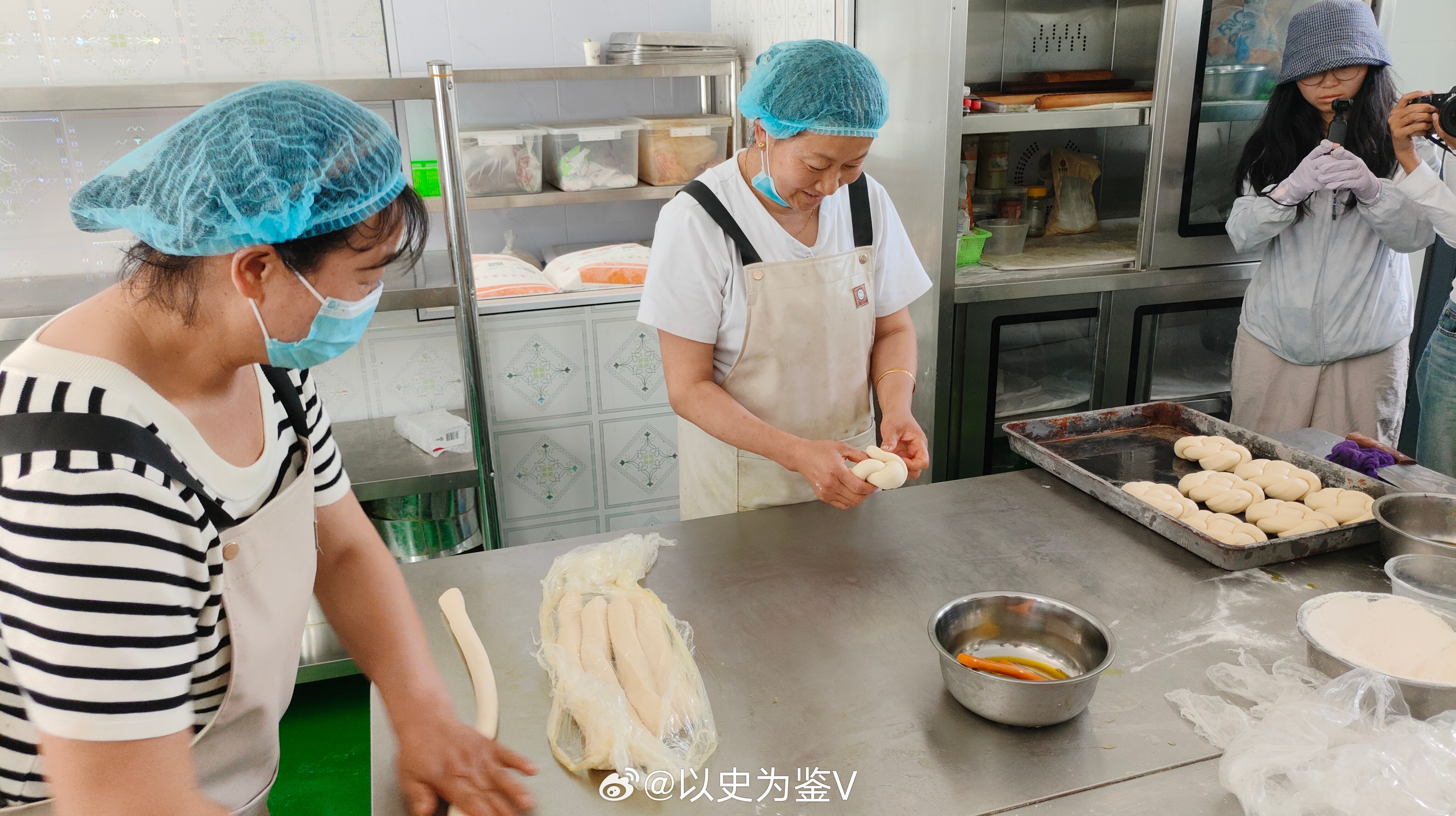 中国人都有一个田园生活的梦，有一片园子，种点菜，养点鸡，来客人了抓鸡烧火下锅，在