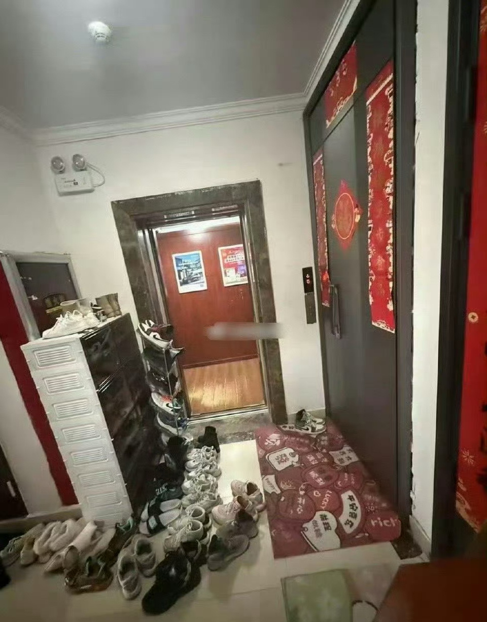 邻居就这样把鞋子放门口[允悲][允悲]无语 ​​​