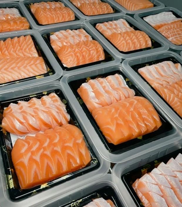 三文鱼是鲑形目鲑科鲑亚科鱼类的通称，狭义上特指大西洋鲑，素有“冰海之皇”美誉。其