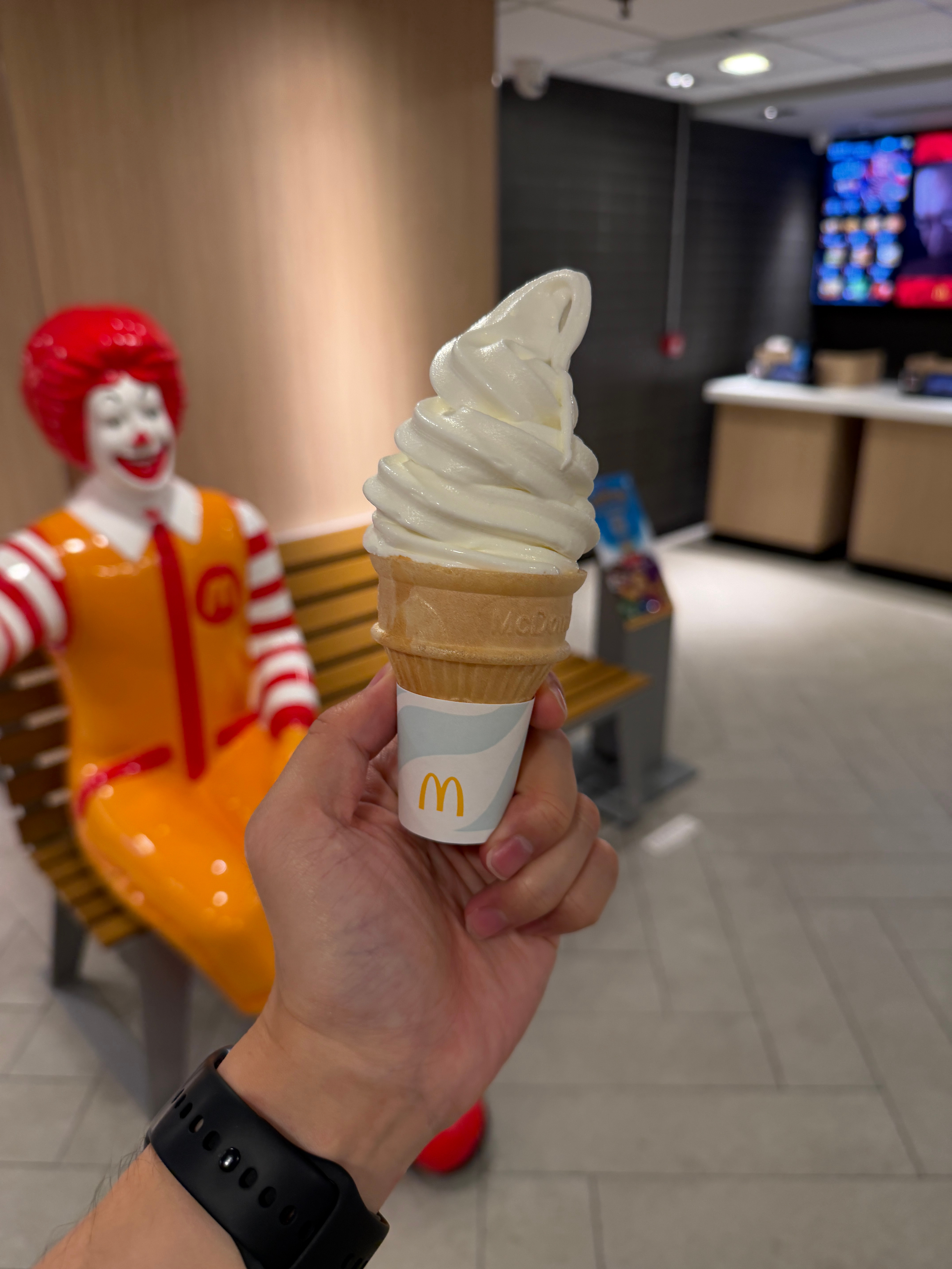 香港麦当劳的甜筒9港币这个大小怎么样？麦当劳汉堡缩小比例麦当劳汉堡缩小比例 香港