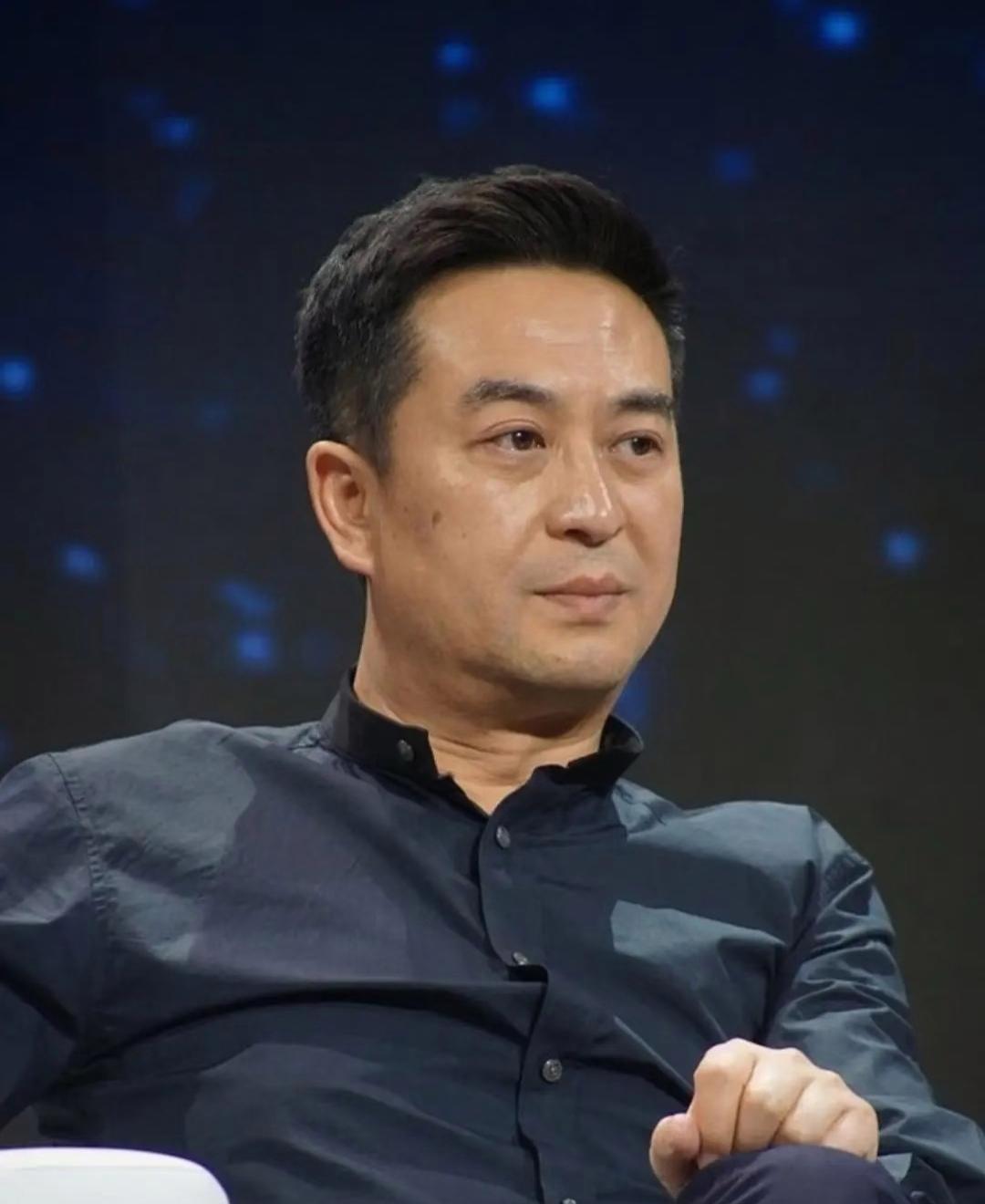 张嘉译在北京有房子，可是他现在仍旧选择了回西安居住，还说要在西安养老；有人问张嘉