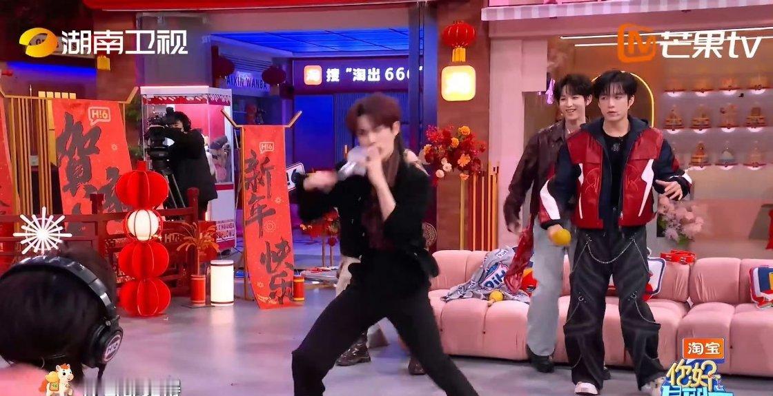 丁程鑫跳舞唱词本能反应，职业素养刻进DNA了！丁程鑫表演性唱法你好星期六