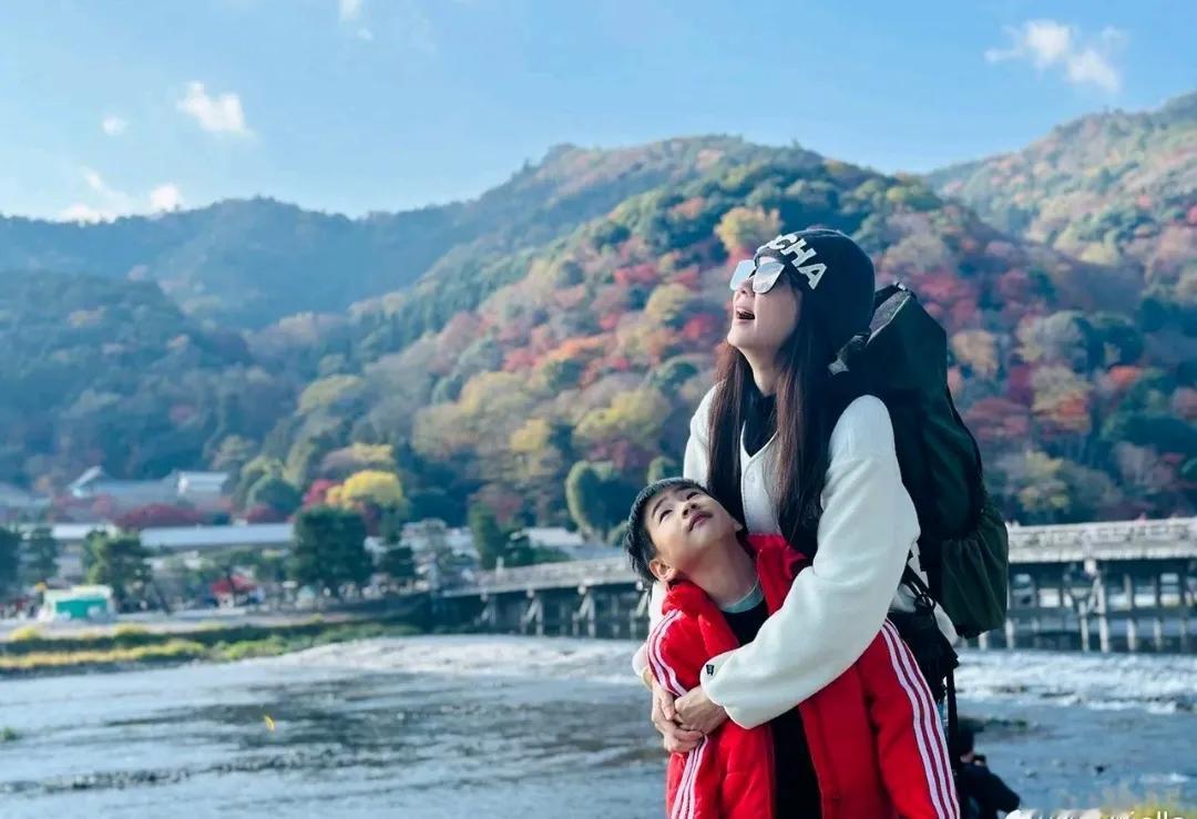 看了歌手陈嘉桦的这一组旅行照
我懂得了陪伴的意义
同时也知道了旅行的重要
在空闲